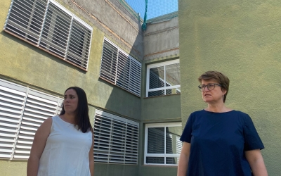 La directora del centre, Laia Ruaix Pujadas, i la consellera d'educació, Anna Simó